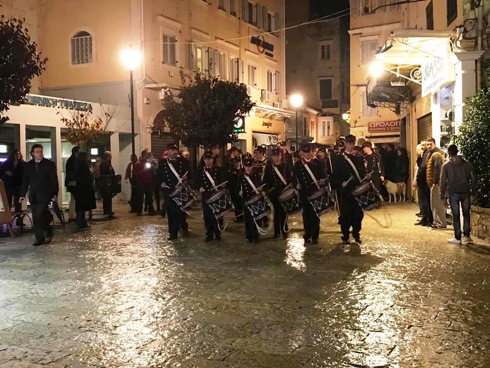 A philharmonic sings the carols in the old Corfu Τown 