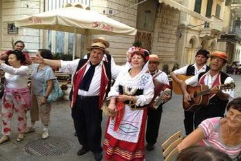 Traditionelle Kostüme von Korfu