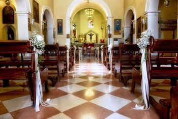 Hochzeitsdekoration in der katholischen Kirche