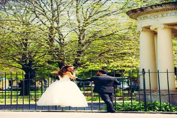 Der Bräutigam und die Braut auf dem Platz von Spianada