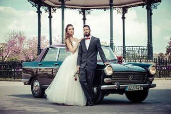 Ο γαμπρός και η νύφη στο αυτοκίνητο του γάμου