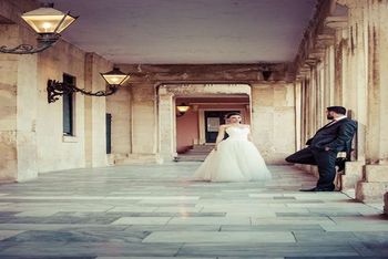 Bräutigam fotografiert im Palast in Korfu-Stadt