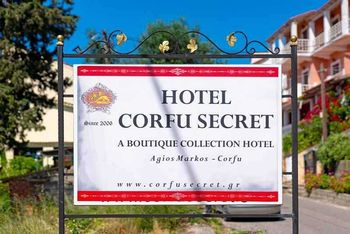 Jetzt stehen Sie vor dem berühmten Hotel Corfu Secret