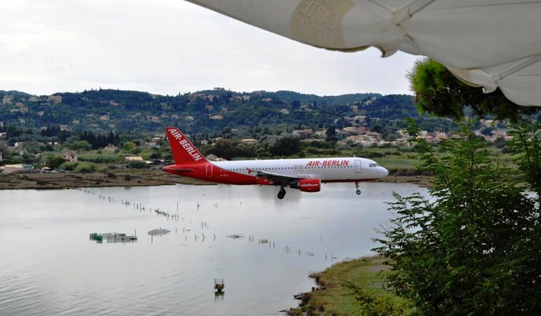 Das Flugzeug landet am Flughafen von Korfu